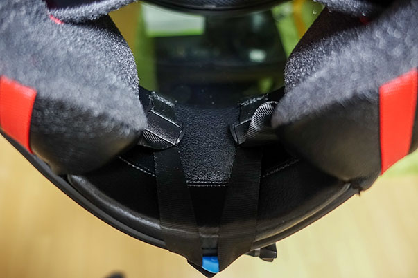SHOEI Z-7に装着したTELESINヘルメットマウントの口元の紐