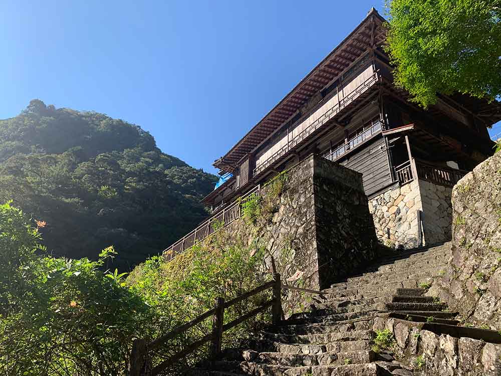 断崖絶壁に建つ「瀞ホテル」