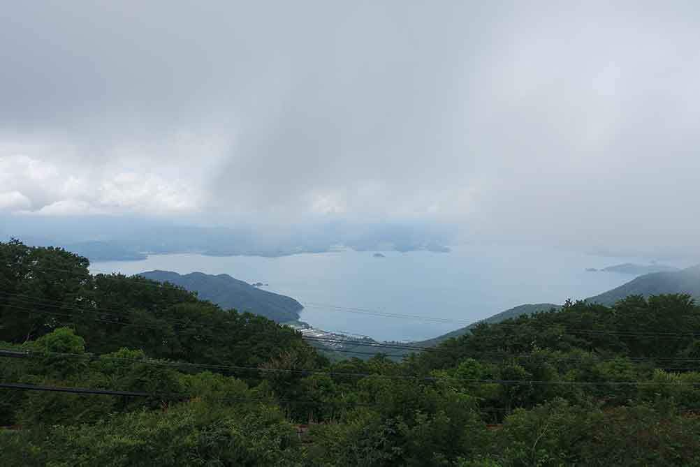 エンゼルライン山頂駐車場からの景色(ガスってる)