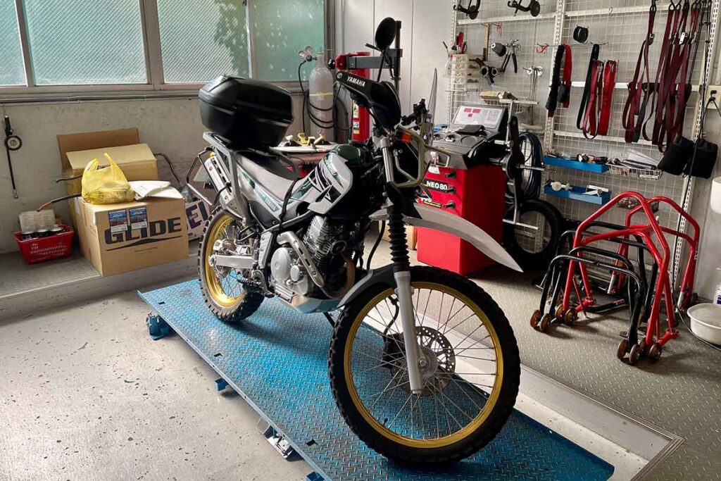 セローカスタム(二人とお話し中) アウトドア好きママライダーが、ヤマハのツーリングセローファイナル