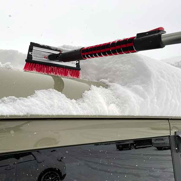 COFIT スノーブラシで車の雪かき