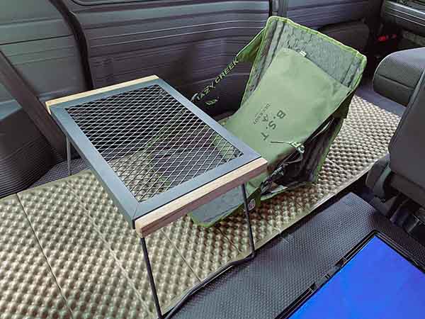 クレイジークリークの座椅子とバンドックの IRテーブル