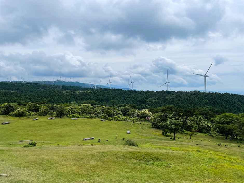 青山高原に立ち並ぶ風力発電の風車