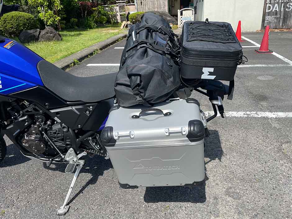 テネレ700の荷物積載(リアシート、キャリア、サイドパニア)