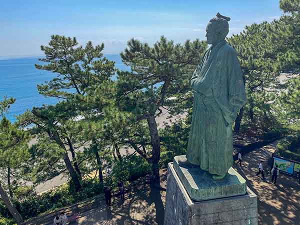 坂本龍馬の銅像と桂浜