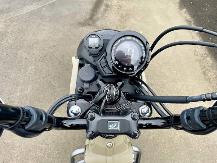 CT125 ハンターカブ メーター周り(クロック&ギアポジションメーター、USBポート)