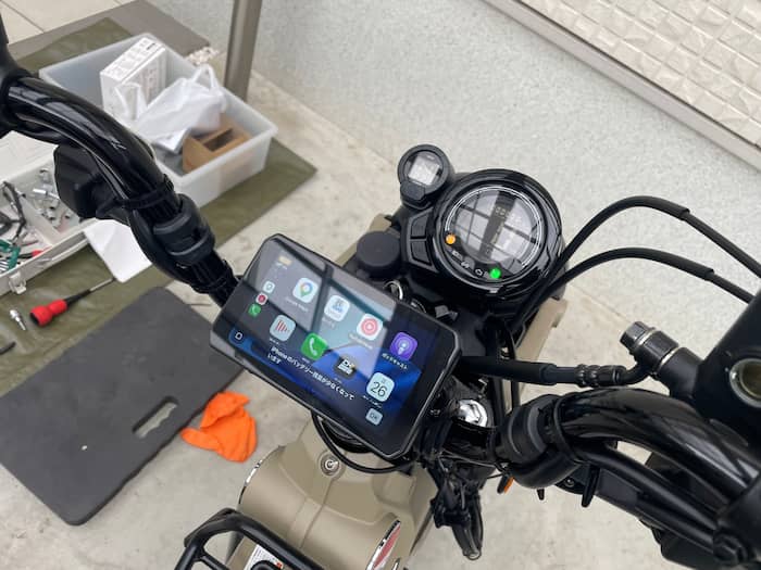 ハンターカブのTANAXのスマートモニター取り付け